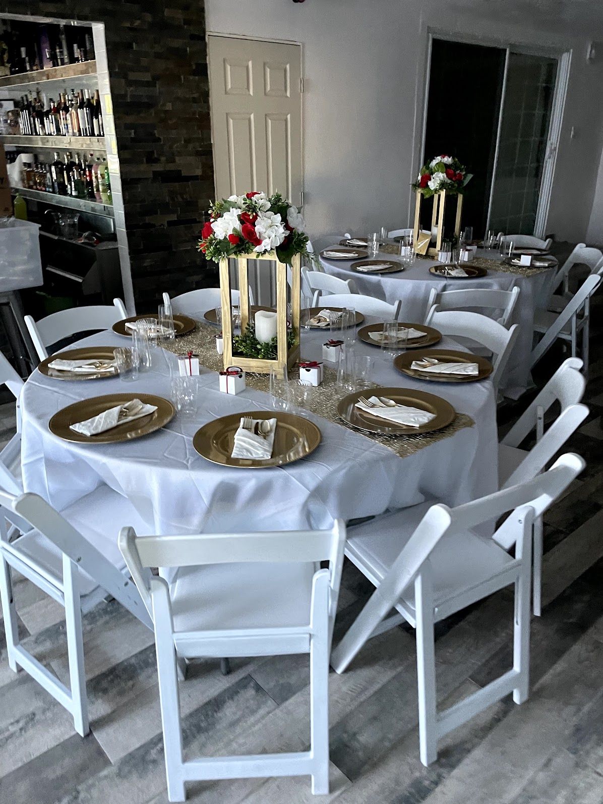 Mesas y sillas disponibles para renta